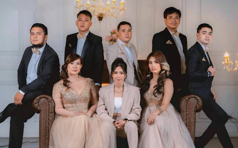 Mariel with Très Bon Music Ensemble team